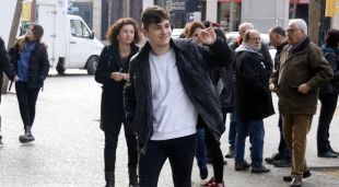 El jove investigat per desordres públics durant la manifestació antifeixista del passat 6-D, entrant als jutjats