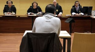 D'esquenes, el repartidor que ha reconegut que va abusar d'un jove a Figueres