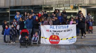 La protesta de famílies de l'escola Marta Mata de Girona a les portes de l'edifici de la Generalitat