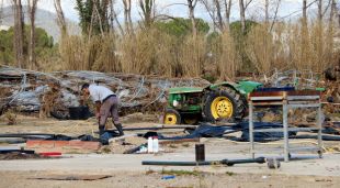 L'home de la Wafaa Shimi arreglant la part exterior de la casa desvastada després del pas del temporal Gloria