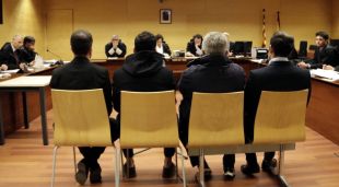 D'esquenes, el mossos d'esquadra i els altres tres acusats al judici