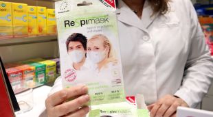 Una de les poques mascaretes que queden a la farmàcia Noguera de Girona després que la majoria d'elles s'hagin venut a causa del coronavirus