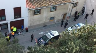 La persona ferida rebent les assistències mèdiques
