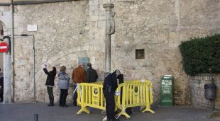Un agent davant el Cul de la Lleona tancat (arxiu)