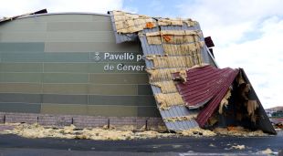 El pavelló poliesportiu de Cervera on el vent ha arrencat una part de la coberta