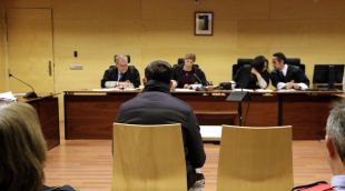 D'esquenes i custodiat pels Mossos, l'acusat d'atracar una sucursal bancària de Bàscara a punta de pistola