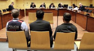 D'esquenes i assegut a la dreta, al costat de l'intèrpret, l'acusat de violar repetidament la dona a la Cellera de Ter