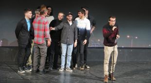 El grup Oques Grasses després de rebre el premi a millor artista de l'any per votació popular als Enderrock