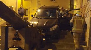 El cotxe després d'encastar-se contra el canó