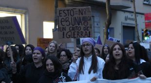 Capçalera de la marxa amb dones portant diverses pancartes en contra del masclisme