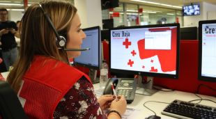 Una voluntària de Creu Roja trucant a un usuari per informar-lo sobre el coronavirus