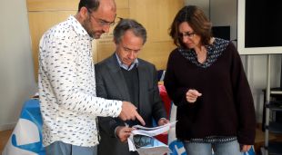 Els portaveus de la plataforma Sergi Nuss i Marta Ball-llosera amb l'advocat Eduard de Ribot