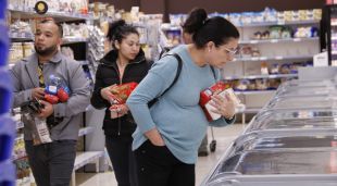 Diverses persones fent la compra en un supermercat de l'Espai Gironès