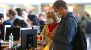 Dues persones amb mascareta pel coronavirus a l'aeroport de Frankfurt