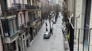 La Rambla de Girona a les dotze del migdia d'avui, completament desèrtica