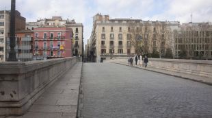 Una família passejant pel Pont de Pedra, aquest matí