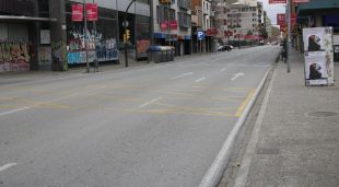 Carrer de Barcelona durant el primer dilluns de confinament