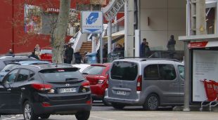 Llargues cues de compradors en un estanc d'El Pertús