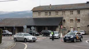 Control de vehicles a la frontera de Puigcerdà amb França (arxiu)