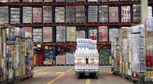 La preparació d'una comanda de paper higiènic a la plataforma logística de GM Food a Vilamalla