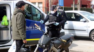 La Policia Local de Palafrugell amb els dos joves que anaven junts dalt d'una moto tot i l'estat d'alarma per la covid-19