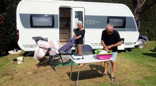 Dos turistes marxant després de decretar-se l'estat d'alarma