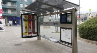 Una marquesina d'autobús el primer dia laborable de confinament