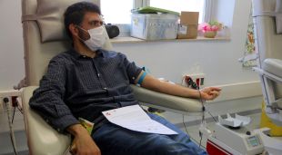 Un donant de sang amb mascareta a l'hospital Joan XXIII de Tarragona