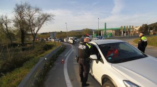 La Policia Local controlant l'accés a Blanes, ahir a la tarda