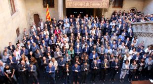 Alcaldes amb el president i vicepresident del Govern, Quim Torra i Pere Aragonès, i el president del Parlament, Roger Torrent (arxiu)
