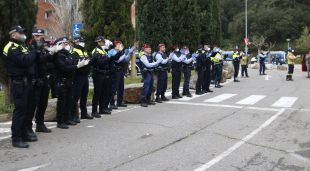 Els cossos de seguretat i emergències de Girona aplaudint els treballadors sanitaris de l'Hospital Josep Trueta