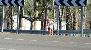 Una noia que exerceix a la carretera a la Jonquera (arxiu)