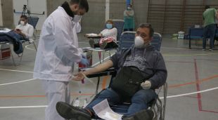 Un infermer començant el procés per punxar a un donant a la Bisbal d'Empordà