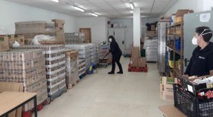 El magatzem que Càritas té a Lloret de Mar amb els voluntaris treballant
