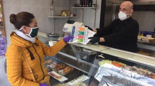 Un comerciant de Salt rebent mascaretes (arxiu)