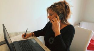 La regidora de Gent Gran, Laura Lafarga, al seu domicili, realitzant algunes de les trucades de seguiment