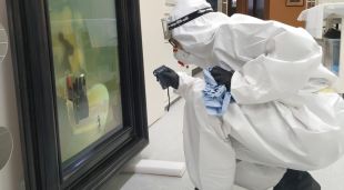 La cap de Restauració i Conservació comprova l’estat de les obres