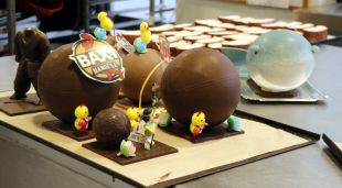 Pla detall d'una figura de xocolata a la pastisseria el Cigne de Manresa