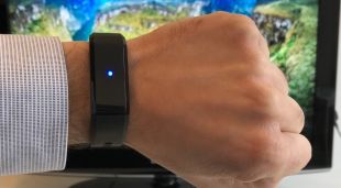 La polsera que l'empresa Accent Systems ha dissenyat per detectar potencials infectats i evitar la propogació