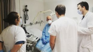 Professionals de l'EAP Montilivi-Vilaroja atenent un pacient amb símptomes de la covid-19