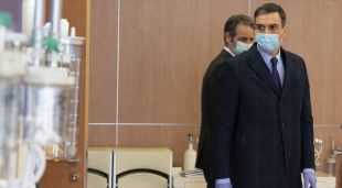 Pedro Sánchez, amb mascareta i guants durant la visita a l'empresa madrilenya Hersill