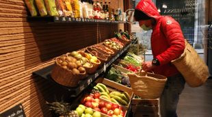 El mostrador de fruites i verdures ecològiques de la botiga Biodrissa