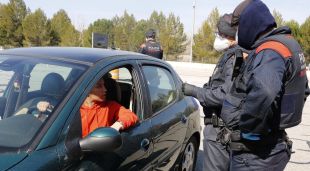 Dos Mossos verificant la documentació d'una conductora en un control a la C-16, al peatge de Manresa