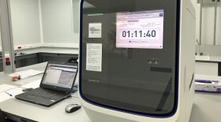 Maquinària als Laboratoris d'Hipra , fent el procés d'amplificació