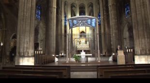 La Catedral de Girona completament buida durant la celebració de la missa
