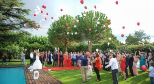 Uns nuvis celebrant el seu casament en uns jardins del Baix Empordà