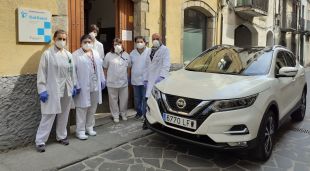 Vehicles Nissan que s'utilitzen per a l'atenció domiliciària que fa l'equip d'atenció primària de Breda-Hostalric