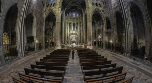 Pla general de la celebració de la missa del Dijous Sant a Girona, amb la Catedral del tot buida arran de l'estat d'alarma pel coronavirus.