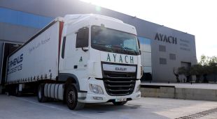 Un camió en una empresa de transport de Cassà de la Selva