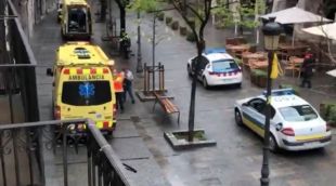 Els equips del SEM i la policia al lloc dels fets